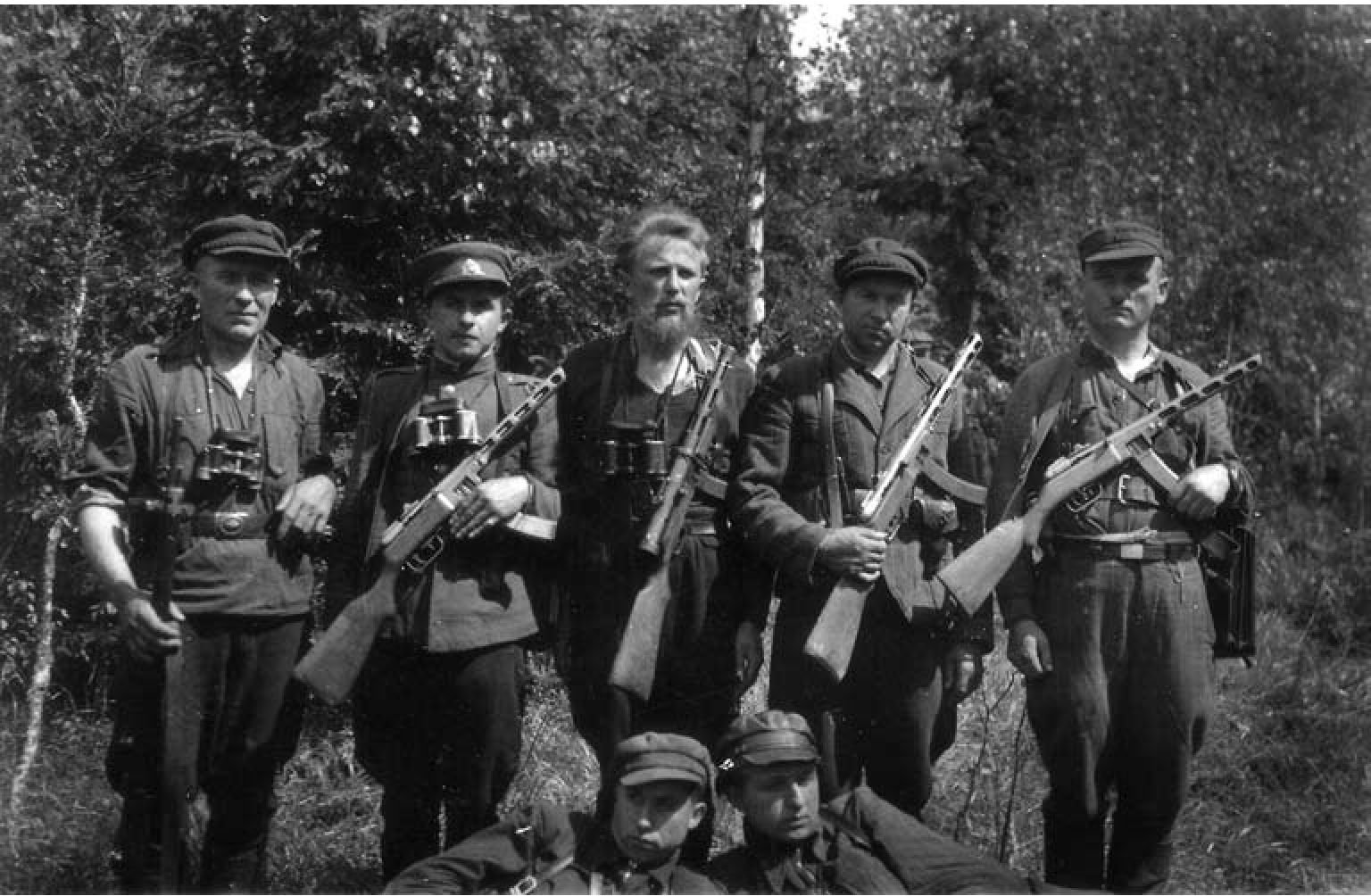1. Stašys Bronius-Lapė; 2. Mažylis Kazys-Kaziukas, Kardas. Stovi: 1. Miliauskas Pranas-Kiškis, Zuikis; 2. Vincevičius Jonas-Uža; 3. Tamošiūnas Petras-Simas; 4. Žeimys Jonas-Bitinas, Laimutis; 5. Tamulionis Antanas-Žiemys.