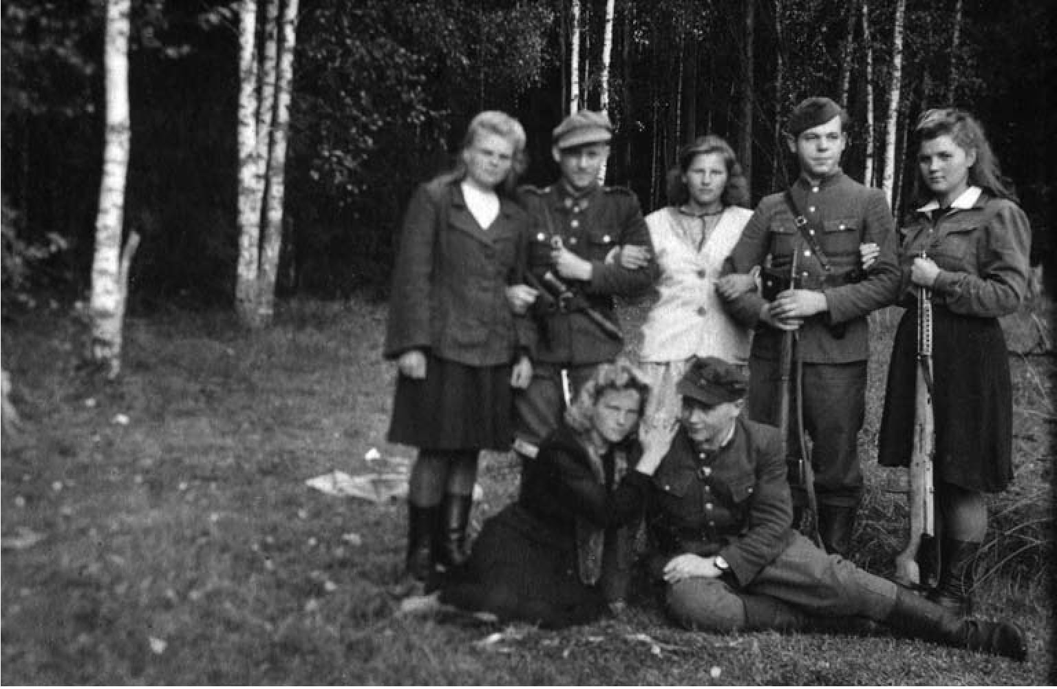 1. Žalnieriūnaitė Genė-Žibutė; 2. Galatiltis Vytautas-Mikasiukas. Stovi: 1. Galatiltytė Janina-Kregždutė; 2. Kliukas Ju-lius-Dagilis; 3. Žalnieriūnaitė Janina-Snieguolė; 4. Gaidelis Bronius-Pipiras; 5. Galatiltytė Salomėja-Našlaitė.