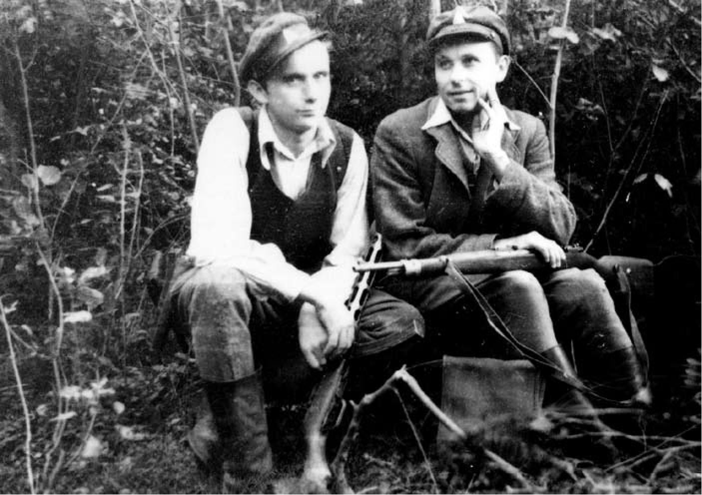 Šilalės r. partizanai: 1. Liočas Jonas, Jono-Elnias, g. 1927 m. Pievininkuose, Kaltinėnų vlsč. Žuvo 1952 03 31 Užpelkių miške, Plungės r.; 2. Stirbys Juozas, Simono-Rolandas, Vienuolis,