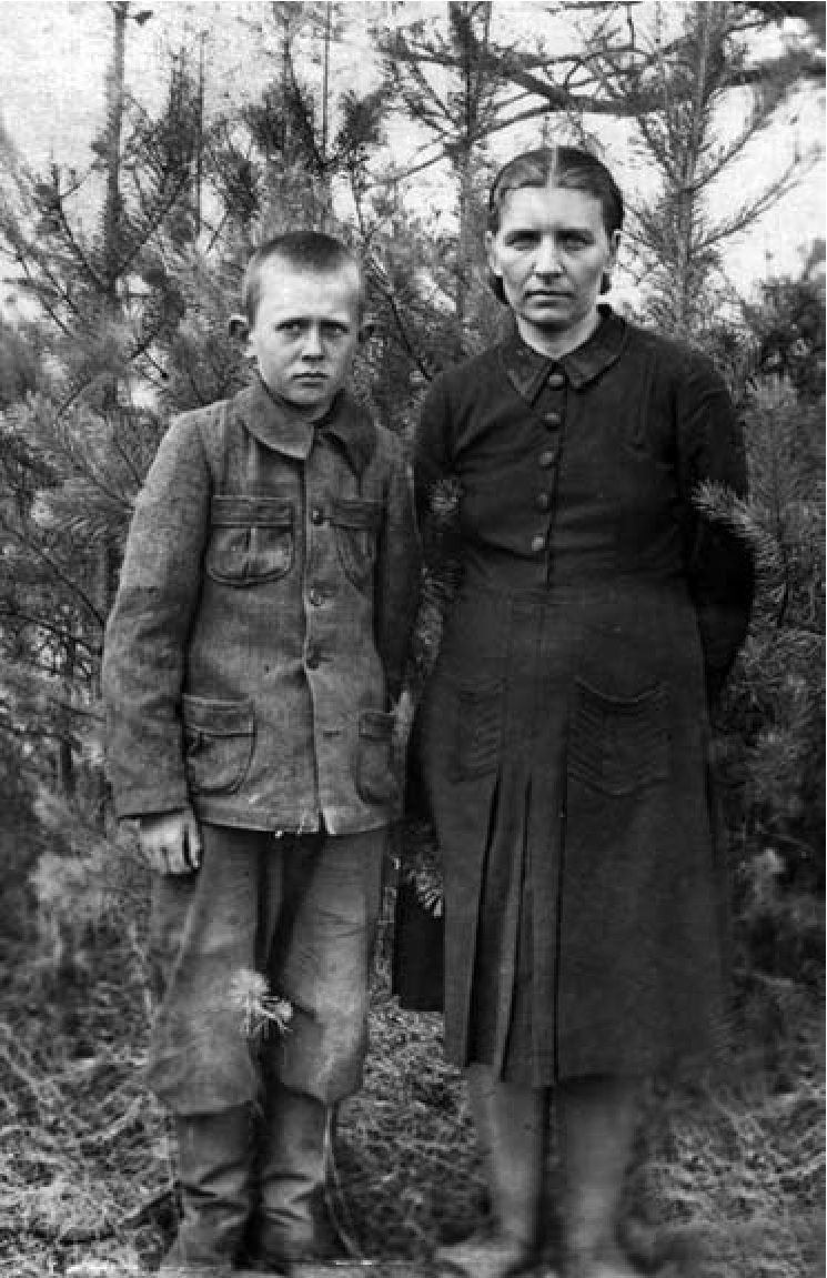 Sniževičienė-Valentaitė Ona su sūnumi Skirmantu Sniževičiumi