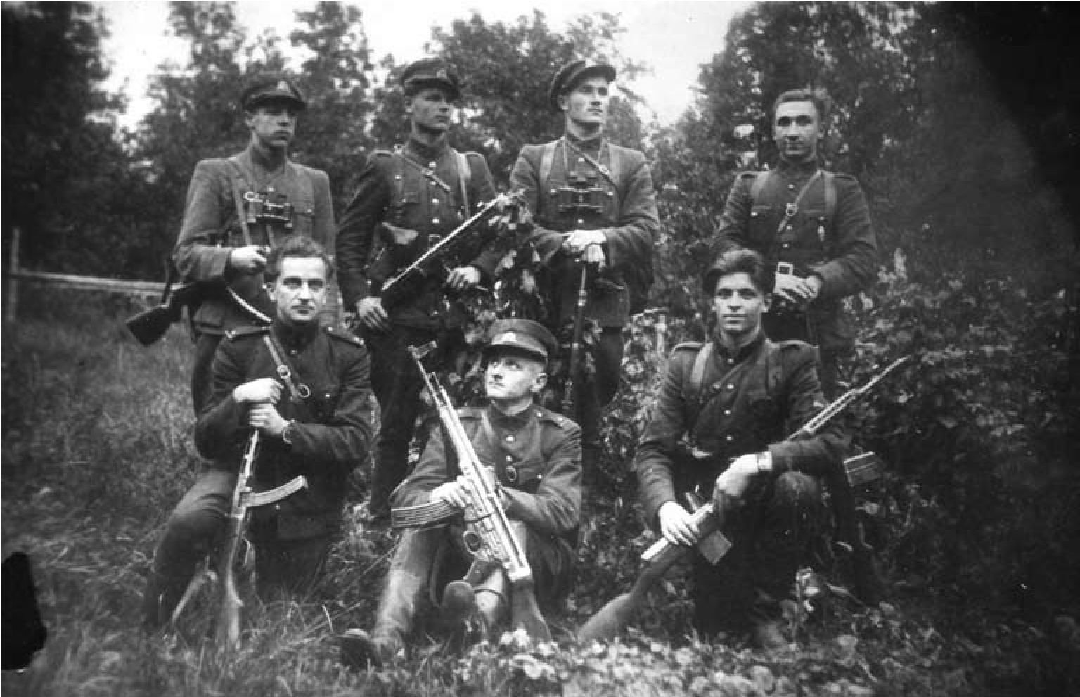 Priekyje trise: 1. Kriaučiūnas Juozas-Cezaris, Beržas, g. 1925 m. Santakių k., Sintautų vlsč. Žuvo 1948 10 14; 2. Vizgirda Leonardas-Keleivis, Leopardas, g. 1919 m. Vilkeliškių k., Šakių vlsč. Žuvo 1948 10 09; 3. Akambakas Algirdas-Špicas, Perkūnas.