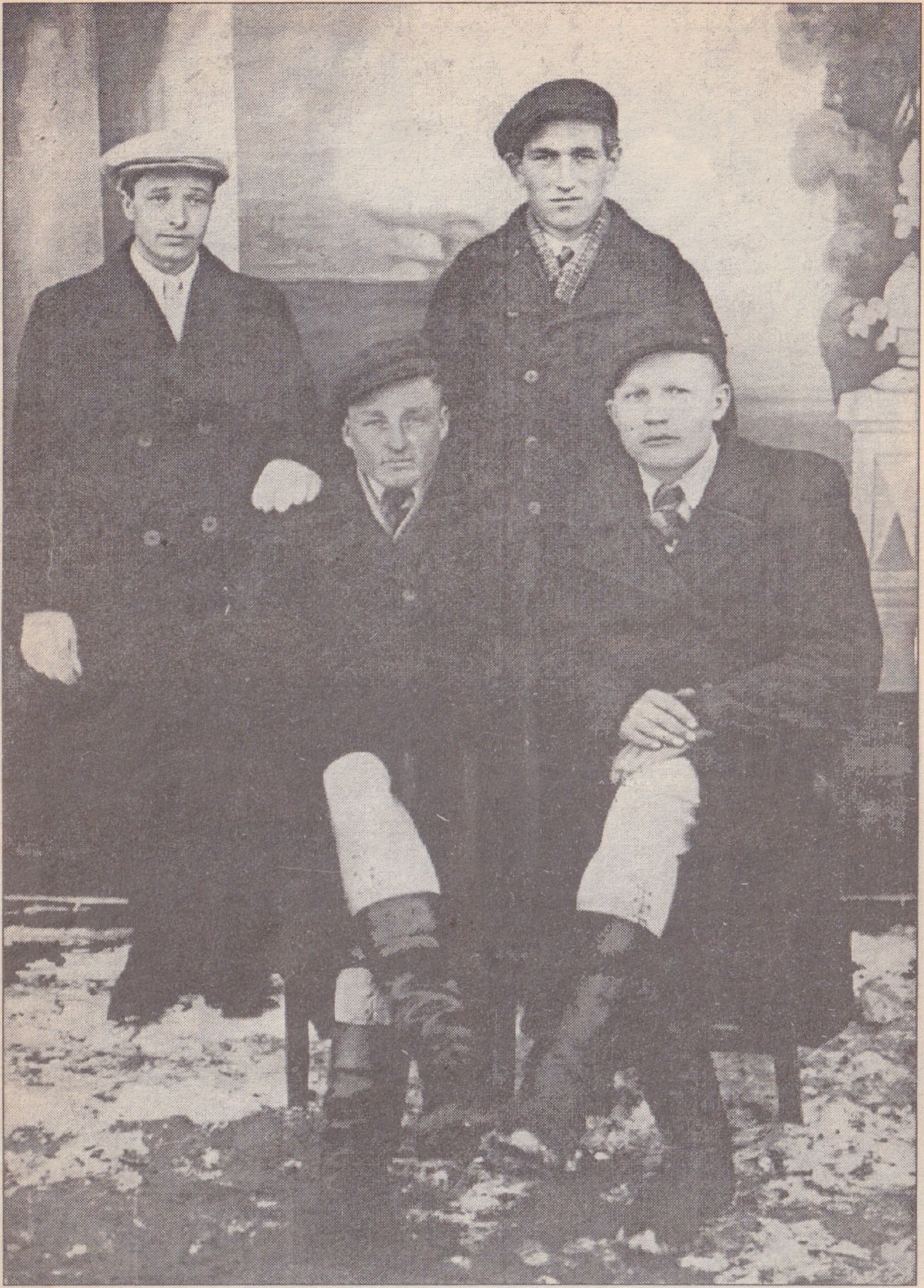 Pirmoje eilėje pirmas iš kairės Jonas Liužinas iš Okainių km., žuvęs 1947 m. vasario 2 d., antroje eilėje antras - Mykolas Gėgžna,