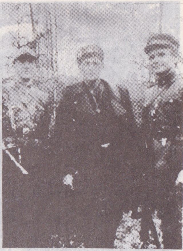 Trečias iš kairės J. Paliūnas. Kiti laukia atpažinimo.