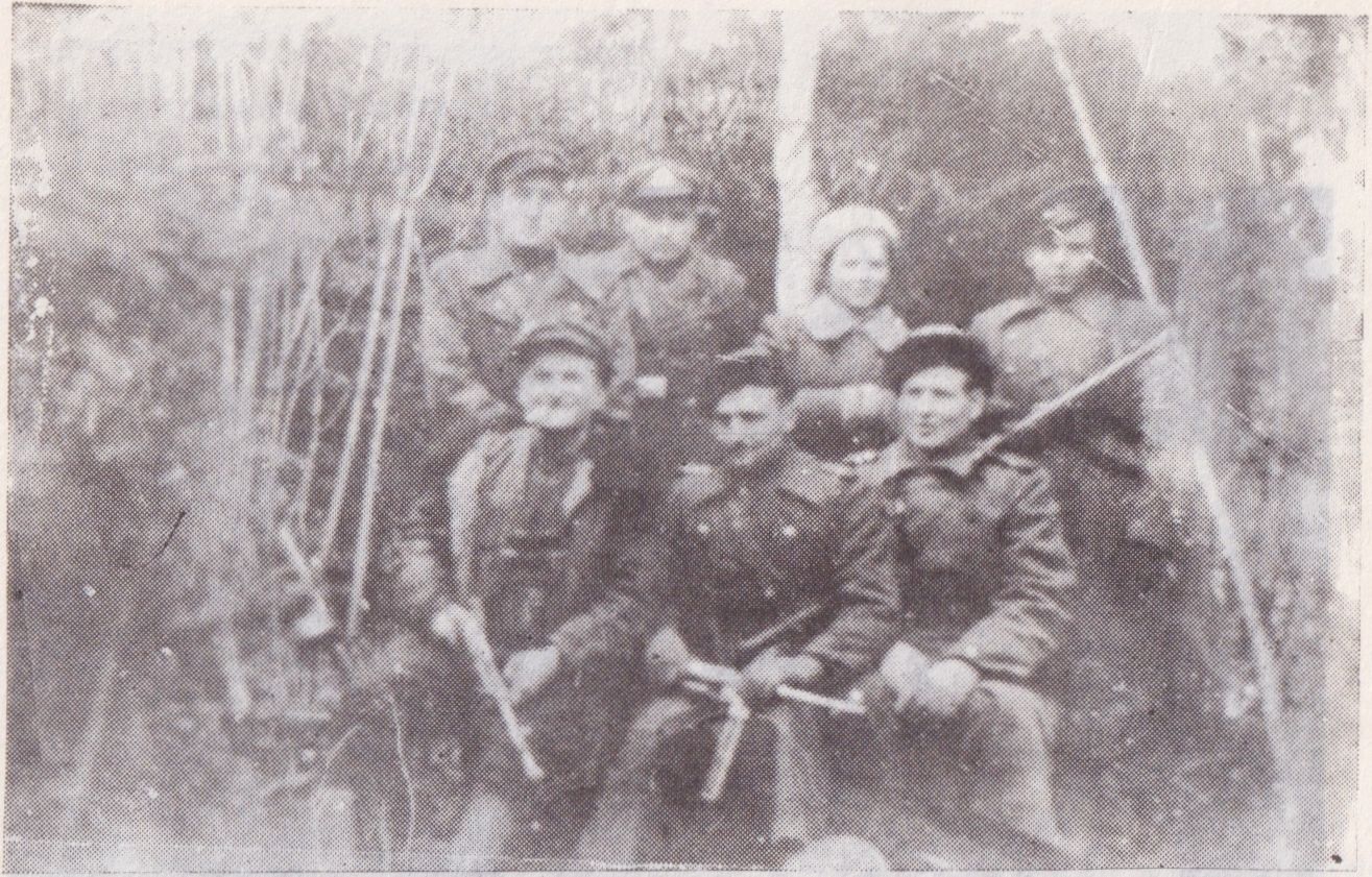 Antanas Ramanauskäs-Kamaras, Jonas Vepštas-Paukštelis, Petras Pakštys - Kepėjas. Antroje eilėje: A. Starulis - Plienas, L, Staru-lis - Aras, Birutė Čepaitė, V Vepštas - Žvaigždutė.