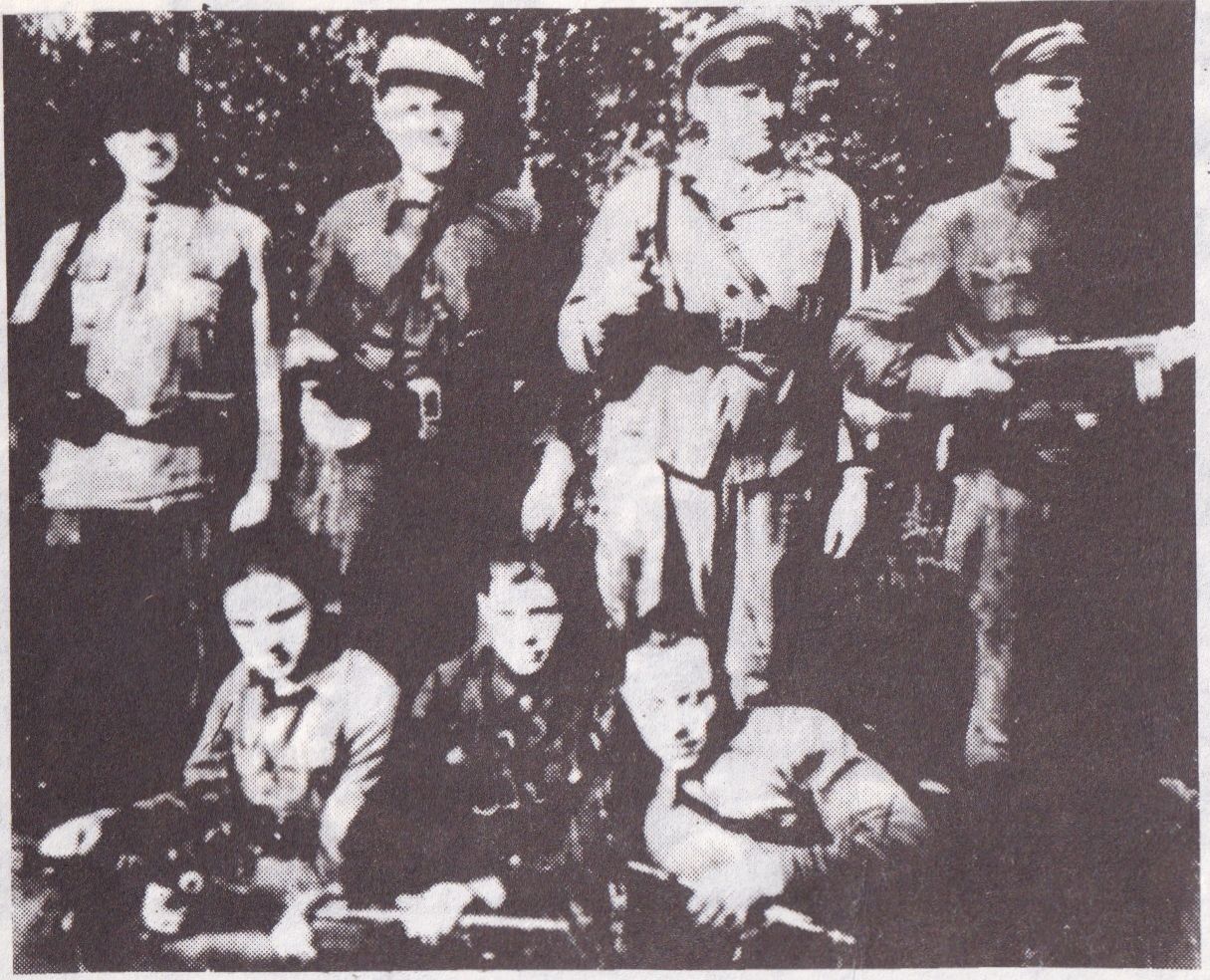 Stasys Gėgžna iš Būdų k., Bronius Baneckas iš Pauslajo k., Petras Gerdvila iš Gerdvilų k.&nbsp;Stovi: Vincas Neverauskas, Antanas Palinauskas iš Liolių k., Petras&nbsp;Pabrinkis iš Songailų k., Jonas Pabrinkis iš Songailų k.