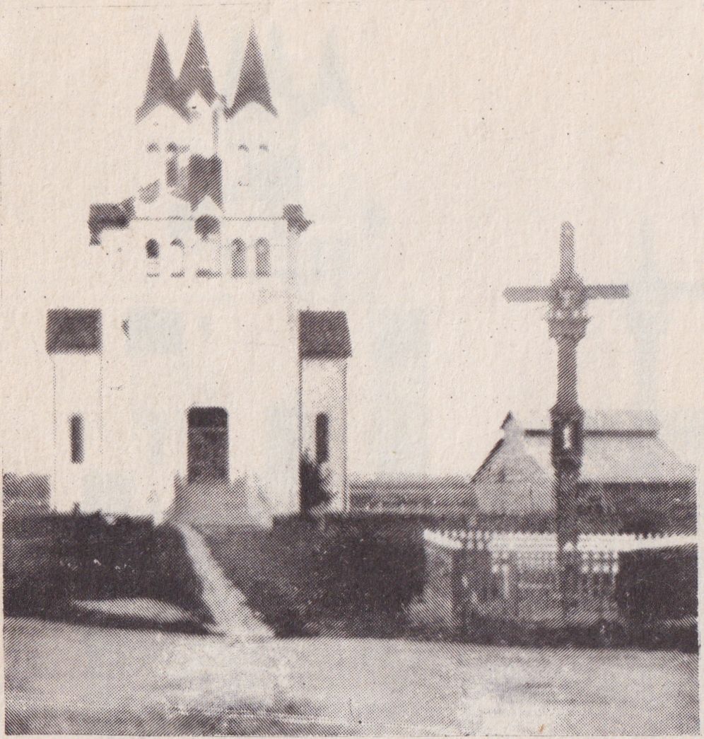 Dešinėje stovintis meninės reikšmės Kryžius 1940 m. nupjautas Dotnuvos Akademijos komjaunuolių, o bažnyčia, statyta 1914 m., nugriauta 1963 m., kaip griūvanti ir pavojinga — komunistų, karjeristų.