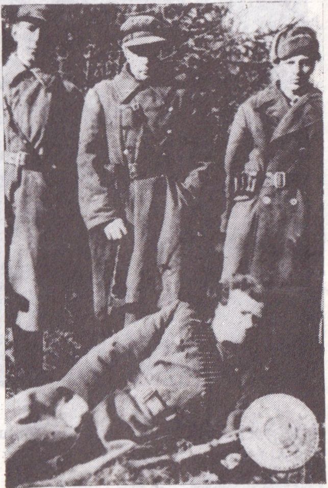 Vytautas Zakaras iš Šėtos miestelio, Jonas Pupkevičius ir Vincas Kupčinskas, abu iš Juškonių k.&nbsp;Guli Stasys Žukauskas