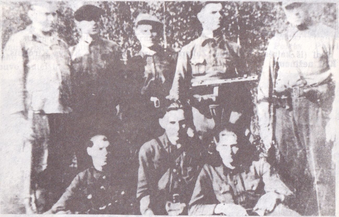 Sėdi (iš kairės): Juozas Baneckas, Vincas Gėgžna ir Kazys Miliauskas. Stovi: Petras Pabrinkis, Vincas Navarauskas, Jonas Pabrinkis ir Petras Gerdvila.