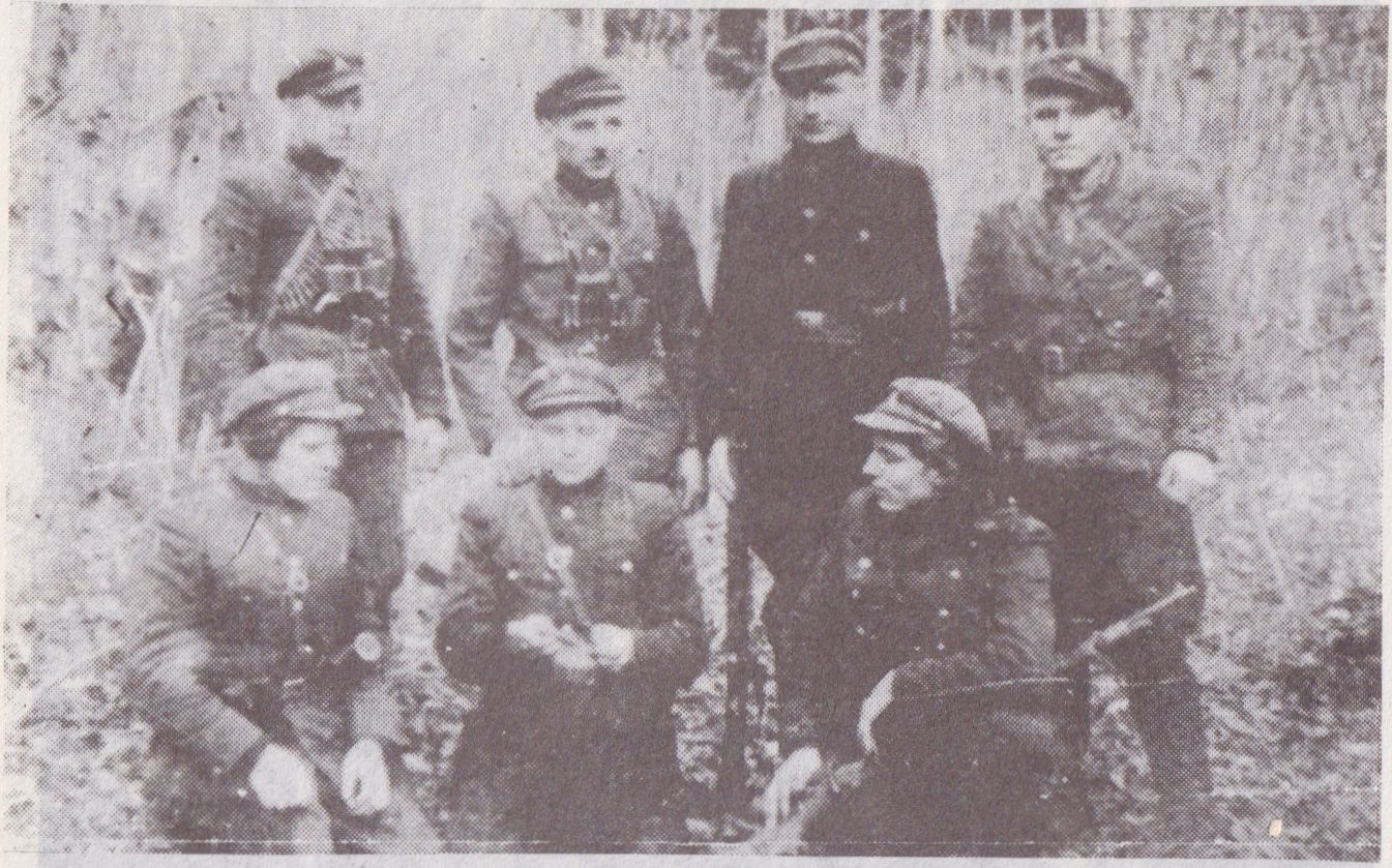 Iš kairės (stovi): Petras Gerdvila, Vincas Gėgžna, Vincas Navarauskas, Antanas Palinauskas. Sėdi: Petras Palinauskas, Bronius Baneckas, Vincas Kupčinskas. 