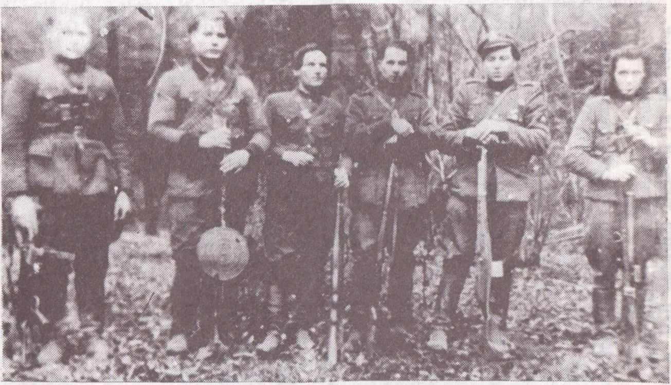 Iš kairės: Antanas Kavaliauskas, Alfonsas Kavaliauskas, nežinomas, Alfonsas Lisys, kiti du nežinomi
