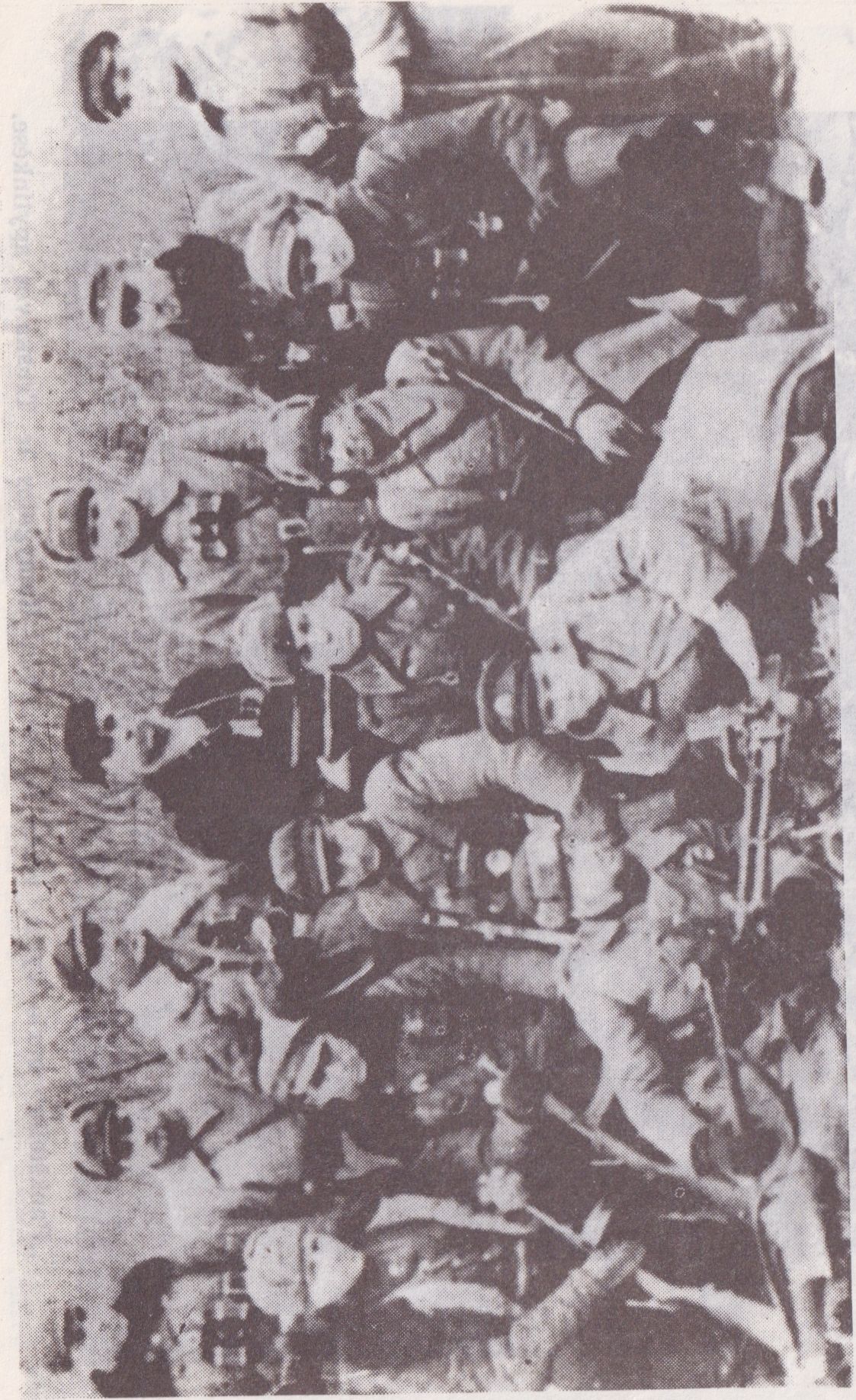 Stovi iš kairės-Petras Deveikis— Skirmantas, Juozas Skirdikauskas — Perkūnas, Feliksas Totoris — Gabriūnas Stasys Gauranskis — Bernas, Jokūbas Petraitis — Gaspadorius, Jonas Deveikis—Stulmergis Apolinaras Klioris-Aras. Sėdi: Stasys Kulikauskas —Putinas, Juozas Mažas — Klevas, Vin-cas Grinkus — Kariūnas, Ipolitas Lukoševičius — Baublys, Kazys Sidikauskas — Daktaras. Guli: Jokūbas Gritėnas — Poetas ir Juozas Gauranskis — Kupriukas.