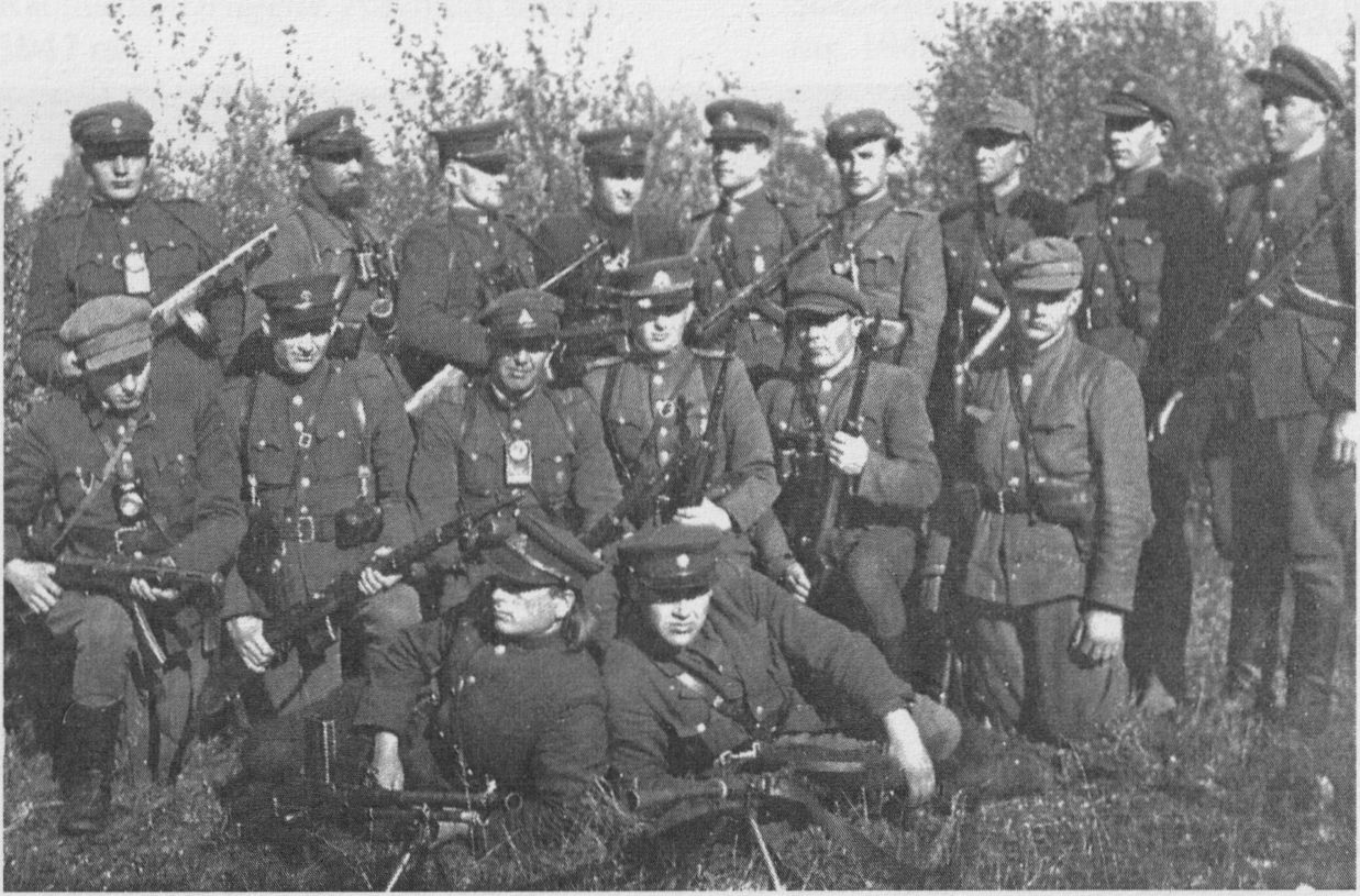 Erškėčio kuopos partizanai 1949 m. rudenį. Pirmoje eilėje: Pranas Ramanauskas-Liepa, Vytautas Dručkus-Šernas. Antroje eilėje: trečias iš kairės Balys Vaičėnas-Liubartas, Pranas Račinskas-Žaibas. Trečioje eilėje: Vladas Juozapavičius-Papartis, Juozas Stanėnas-Lizdeika, Vincas Araminas-Juodvarnis, Alfredas Garnelis-Čigonas, Edvardas Garnelis-Šarkis, Antanas Bulka-Dainius, Juozas Bulka-Skrajūnas