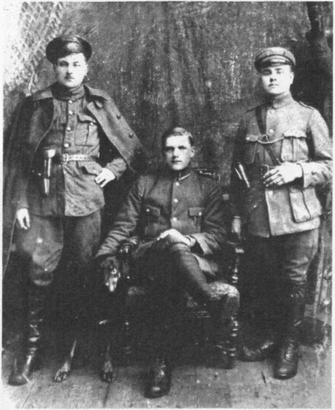 Partizanų vadas Antanas Streikus-Tamošiukas (pirmas iš kairės) - Lietuvos kariuomenės savanoris