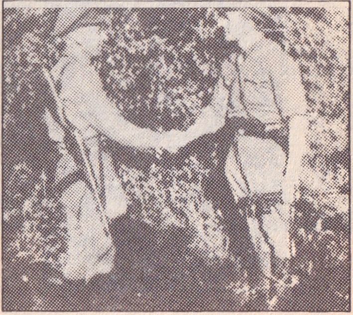 Vyties vadas Danielius Vaitelis “Briedis” (iš kairės) sveikinasi su būrio vadu Antanu Žiliu&nbsp;“Žaibu”