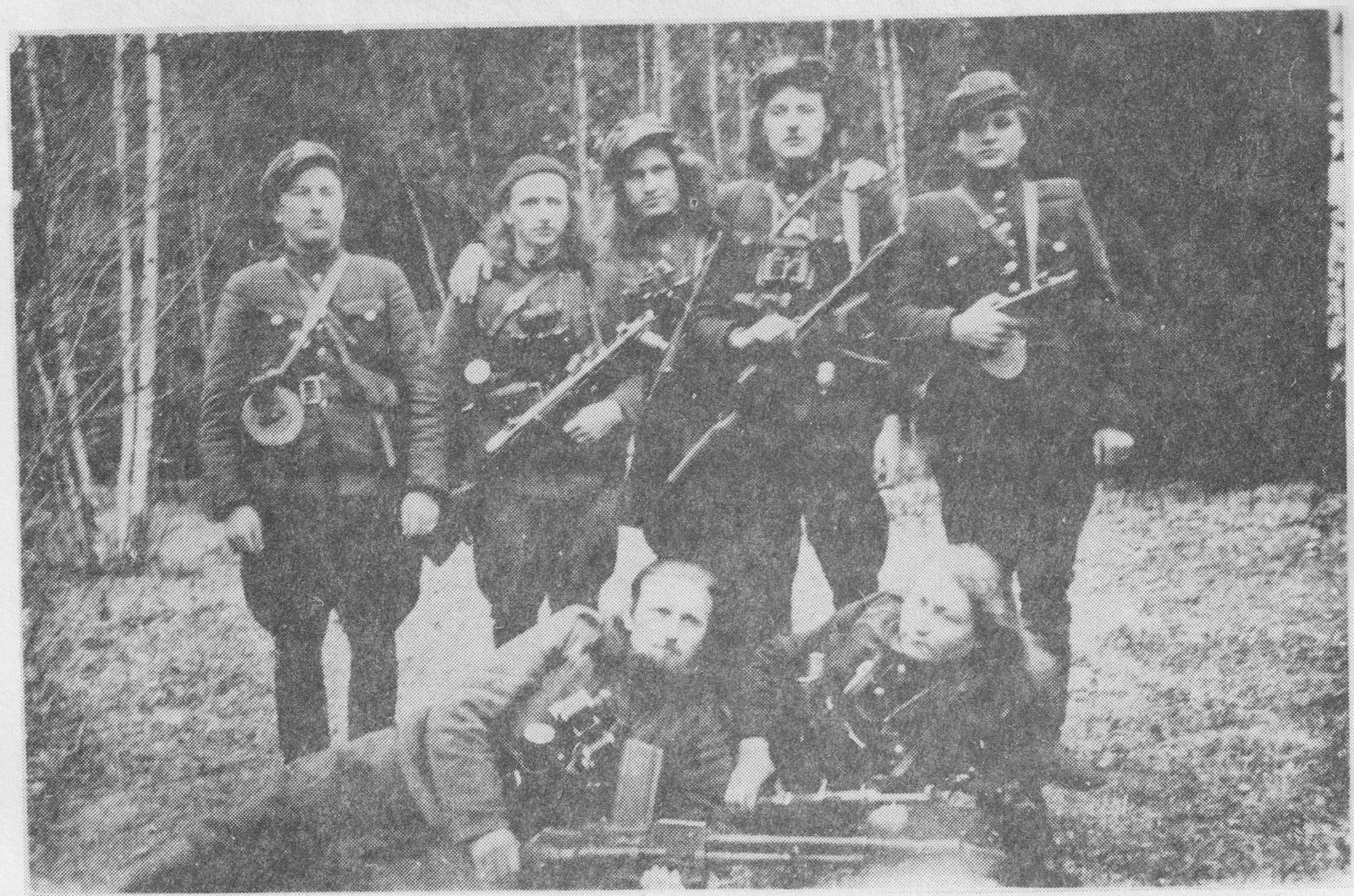 Iš kairės į dešinę stovi: S.Matelionis, K.Puodžiūnas, V.Rinkūnas (Vėtra) - želvietis, J.Petrauskas,&nbsp;S.Mikelevičius. Guli: A.Širvinskas (Šalmas) - balninkietis, J.Rokas (Beržas) - želvietis.