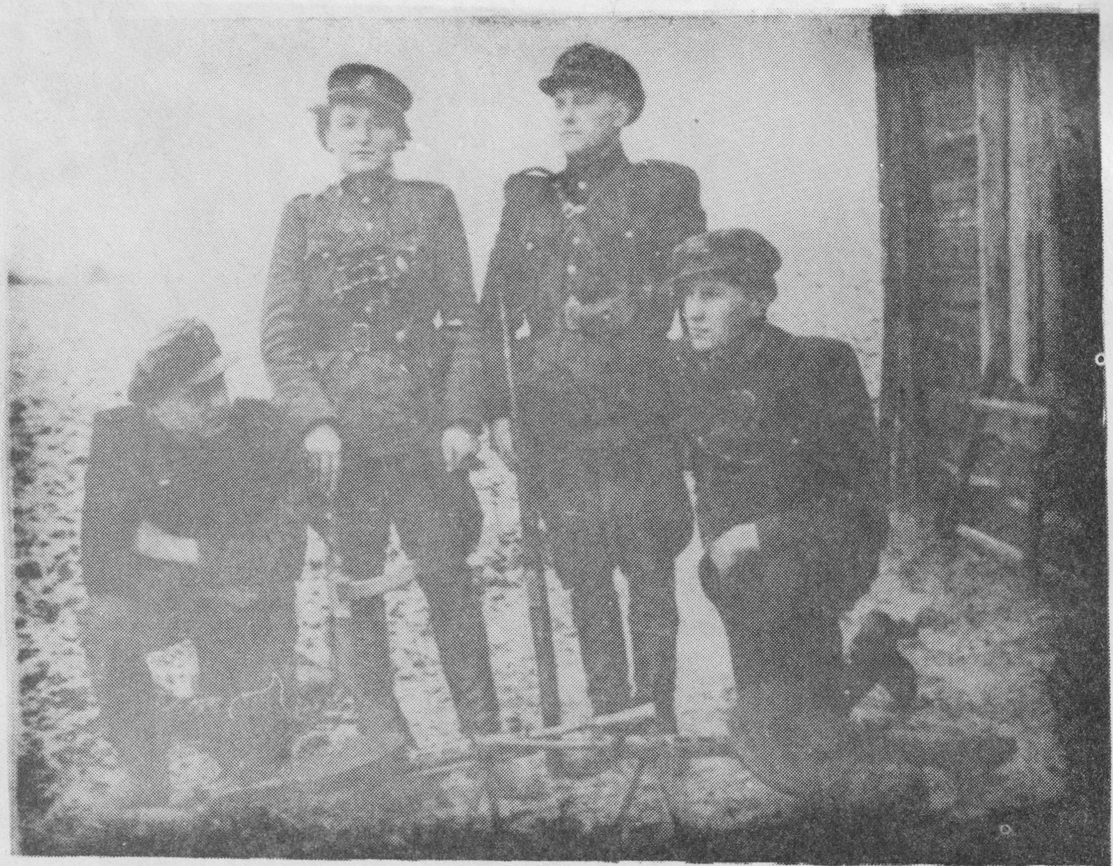 Iš kairės į dešinę: A.Petrėnas (Artaminas), V.Petronis (Klajūnas), B.Šikus(Vijūnas), J.Barčys(Viesulas). 1952 metų savasis. Iki paskutinių partizanų&nbsp;grupės likvidavimo liko tik apie&nbsp;1,5 mėnesio. Išduos V.Petronis.