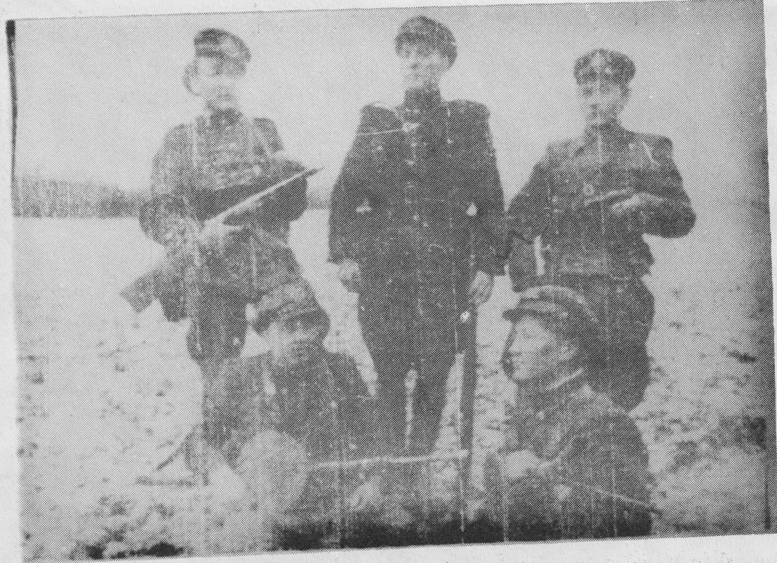 Stovi iš kairės į dešinę:V.Petronis, A.Šikus, B.Kemeklis(Kerštas). Sėdi: